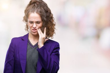 Diş ağrısı veya dişlerde dişlerle ilgili hastalık nedeniyle ağız acı ifadesi ile el ile dokunmak izole arka plan üzerinde okul üniforması ve gözlük giyen genç esmer öğrenci kız. Diş hekimi kavramı.