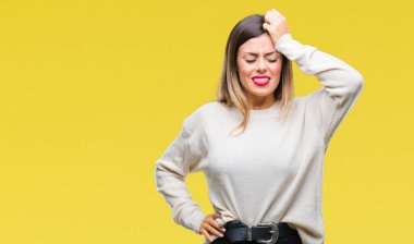 Genç güzel kadın rahat beyaz kazak izole arka plan üzerinde yanıltır ve soru hakkında merak ediyorum. Şüphe, kafasına el ile düşünme ile belirsiz. Dalgın kavramı.