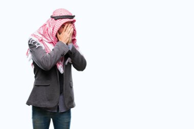 Uzun saçlı keffiyeh yüz eller ile ağlayarak süre kapsayan üzgün ifade ile izole arka plan üzerinde giyen genç yakışıklı Arap adam. Depresyon kavramı.