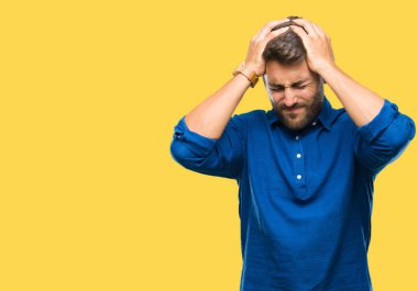 Yakışıklı delikanlı çünkü umutsuz ve stresli baş ağrısı acı izole arka plan üzerinde ağrı ve migren. Ellerini kafasına.