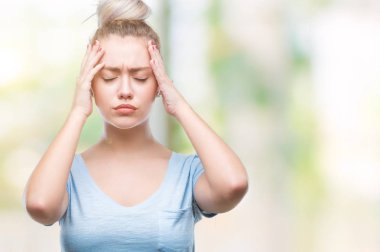 Sarışın, izole edilmiş, baş ağrısı çeken, çaresiz ve stresli genç bir kadın. Ağrı ve migren yüzünden. Ellerini başının üstüne koy..