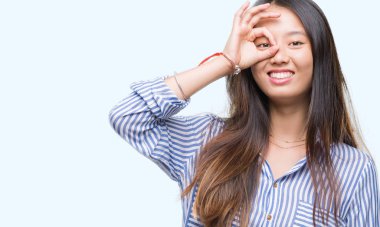 Genç Asyalı kadın el ile ok jest yapıyor