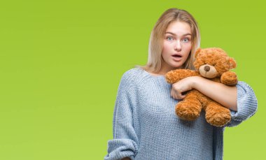 Sevimli Ayıcık izole arka plan üzerinde bir sürpriz yüz, korkuyor ve heyecanlı korku ifadesi ile şok korkmuş tutan genç beyaz kadın