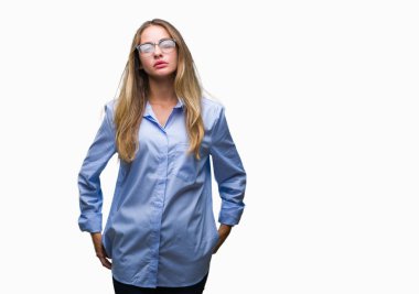 Yüzünde ciddi bir ifade ile izole arka plan üzerinde gözlük takan genç güzel sarışın iş kadını. Basit ve doğal kameraya bakıyor.