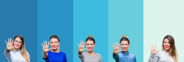 Kolaj gösterilen ve parmakları ile işaret eden oktan yukarı mavi çizgili izole arka plan üzerinde genç güzel kadın kendinden emin ve mutlu gülümseyerek süre beş numara.