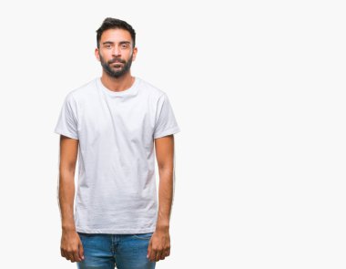 Yüzünde ciddi bir ifade ile izole arka plan yetişkin İspanyol adam. Basit ve doğal kameraya bakıyor.