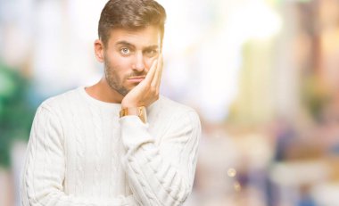 Seyir yorgun ve bıkkın ile depresyon sorun Çapraz kollar ile izole arka plan düşünme üzerinde kış kazak giyen genç yakışıklı adam.