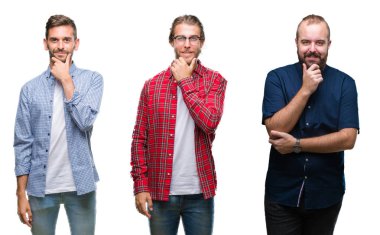 Kolaj bir grup emin çapraz kollar ve çeneme kaldırdı el ile gülümseme ile kameraya bakarak beyaz izole arka plan üzerinde genç adam. Pozitif düşünce.