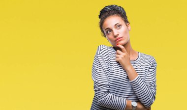 Genç örgülü saç Afro-Amerikan Kız emin çapraz kollar ve çeneme kaldırdı el ile gülümseme ile kameraya bakarak izole arka plan üzerinde kazak giyiyor. Pozitif düşünce.