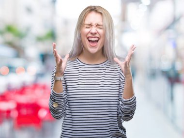 Sarışın genç kadın deli ve silah ile başarı için deli kutluyor izole arka plan üzerinde kaldırdı ve heyecanlı çığlık gözler kapalı. Kazanan kavramı