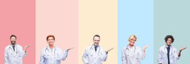 Neşeli sunulması ve kameraya bakarak avucunun ile işaret gülümseyen izole renkli çizgili arka plan üzerinde profesyonel doktorlar kolaj.