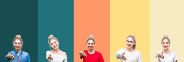 Kolaj canlı renkli vintage genç güzel sarışın kadın dostu sunan el sıkışma tebrik ve davet edici olarak gülümseyen izole arka plan şeritler. Başarılı iş.