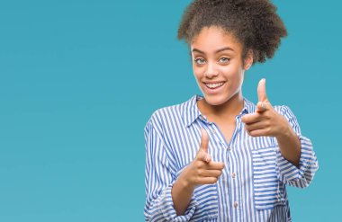 Fotoğraf makinesi ile mutlu ve komik yüz için parmakları işaret izole arka plan üzerinde genç afro Amerikalı kadın. İyi enerji ve vibes.