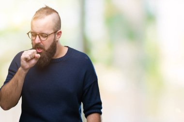 Genç beyaz hipster adam duygu hasta ve soğuk veya bronşit için semptom olarak öksürük izole arka plan üzerinde güneş gözlüğü takıyor. Sağlık kavramı.