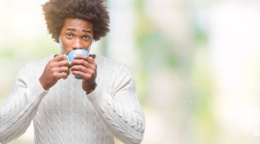 Acımak yüz ciddi düşünüyorum üstünde kendine güvenen bir ifade ile izole arka plan üzerinde kahve içme Afro Amerikalı adam