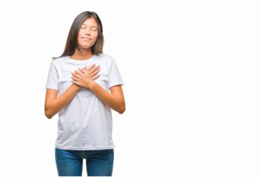 Elleri göğsünde kapalı gözler ile gülümseyen Genç Asyalı kadın 