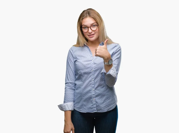 年轻的高加索女商人戴眼镜在孤立的背景做快乐的大拇指与手的手势 通过显示成功来批准镜头的表达 — 图库照片
