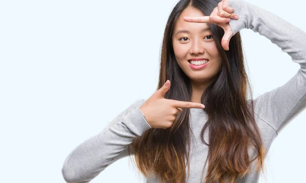 Elleri Parmakları Ile Çerçeve Hale Genç Asyalı Kadın — Stok fotoğraf