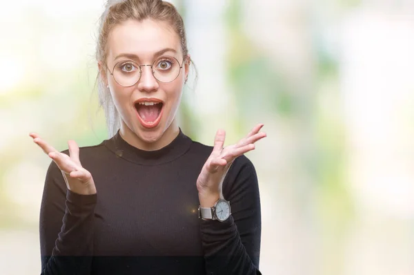 Giovane Donna Bionda Con Gli Occhiali Sfondo Isolato Che Celebra — Foto Stock