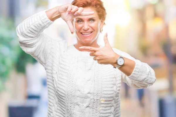 Mulher Ruiva Caucasiana Sênior Atrativa Vestindo Suéter Inverno Sobre Fundo — Fotografia de Stock