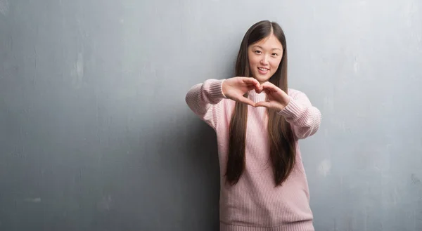 Giovane Donna Cinese Sul Muro Grigio Sorridente Amore Mostrando Simbolo — Foto Stock