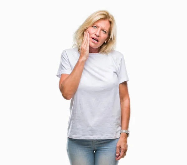 中年歯痛や歯の歯科病気のため痛みを伴う式で手で口に触れて分離の背景上の金髪の女性 歯医者コンセプト — ストック写真