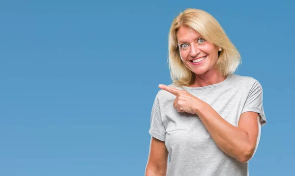 Mulher Loira Meia Idade Sobre Fundo Isolado Alegre Com Sorriso — Fotografia de Stock