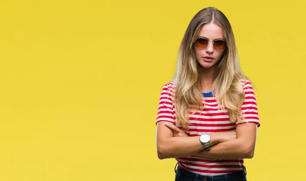 Jovem Mulher Loira Bonita Usando Óculos Sol Sobre Fundo Isolado — Fotografia de Stock