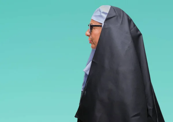 Старшая Католическая Монахиня Средних Лет Женщина Солнечных Очках Изолированном Фоне — стоковое фото