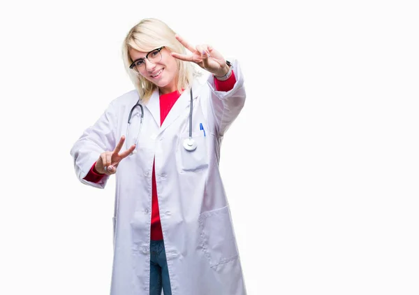 Jonge Mooie Blonde Dokter Vrouw Medische Uniform Dragen Geïsoleerde Achtergrond — Stockfoto