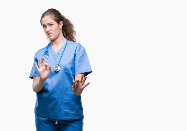 Joven Chica Doctora Morena Vistiendo Uniforme Enfermera Cirujano Sobre Fondo — Foto de Stock