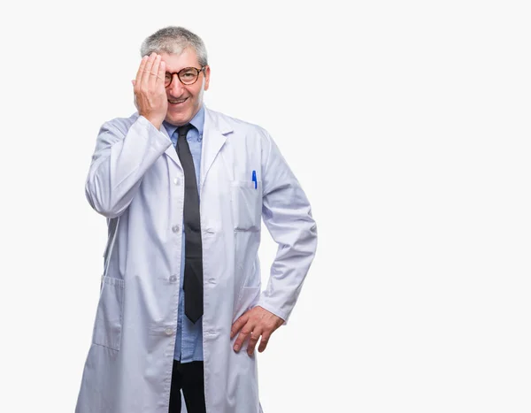 Bonito Médico Sênior Cientista Homem Profissional Vestindo Casaco Branco Sobre — Fotografia de Stock