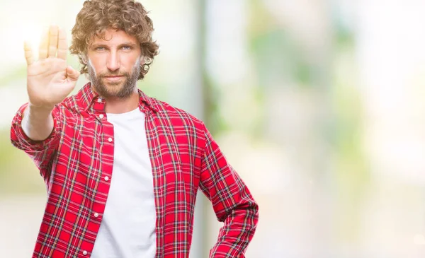 Bonito Homem Modelo Hispânico Sobre Fundo Isolado Fazendo Parar Cantar — Fotografia de Stock