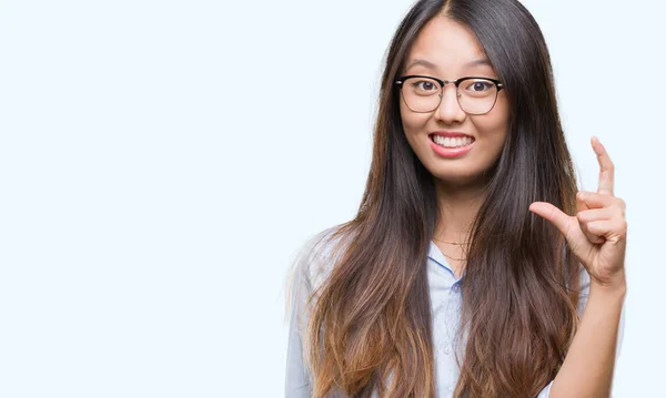 Mladých Asijských Obchodních Žena Nosí Brýle Usmívá Izolovaná Pozadí Jistý — Stock fotografie
