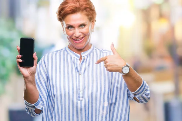 Attraktive Senior Kaukasischen Rothaarige Frau Zeigt Smartphone Bildschirm Über Isolierten — Stockfoto