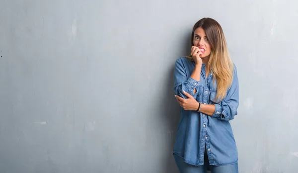 Junge Erwachsene Frau Über Grunge Grauer Wand Jeans Outfit Die — Stockfoto