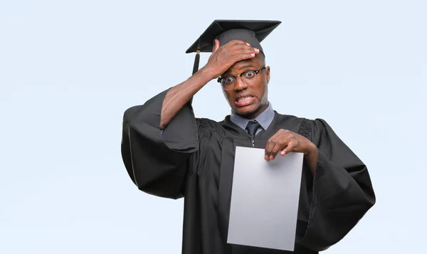 Joven Hombre Afroamericano Graduado Sosteniendo Grado Papel Blanco Sobre Fondo —  Fotos de Stock