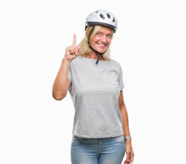 Middle Age Caucasian Cyclist Woman Wearing Safety Helmet Isolated Background — Stock Photo, Image