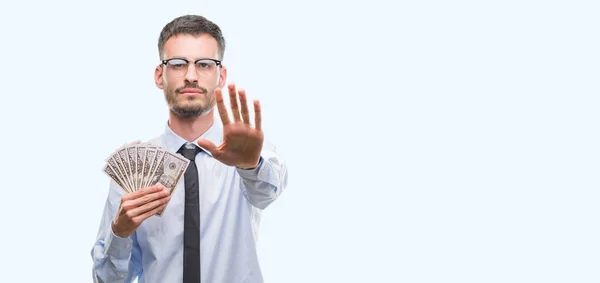 Joven Hombre Negocios Hipster Sosteniendo Dólares Con Mano Abierta Haciendo — Foto de Stock