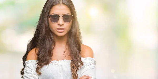 Junge Schöne Arabische Frau Mit Sonnenbrille Über Isoliertem Hintergrund Skeptisch — Stockfoto
