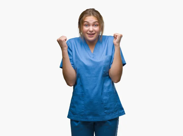 Giovane Donna Infermiera Caucasica Indossa Uniforme Chirurgo Sfondo Isolato Celebrando — Foto Stock