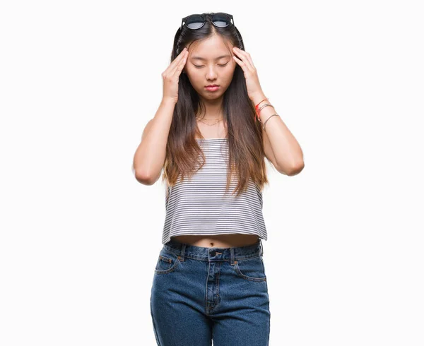 年轻的亚洲妇女与疼痛握在头上的手 — 图库照片
