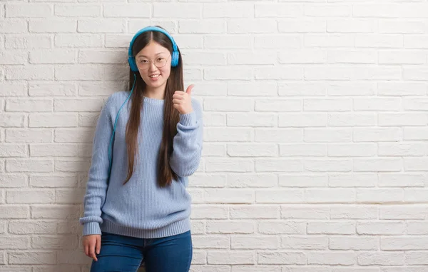 Mladá Číňanka Cihlová Zeď Nosit Sluchátka Happy Velkým Úsměvem Dělá — Stock fotografie