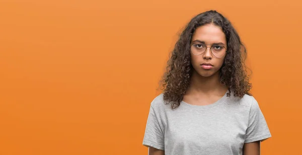 Mulher Hispânica Jovem Bonita Usando Óculos Cético Nervoso Franzindo Testa — Fotografia de Stock