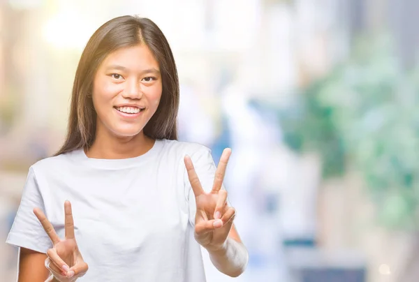 Young Asian Woman Isolated Background Smiling Looking Camera Showing Fingers — Stock Photo, Image