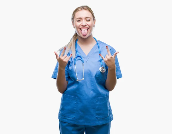 若い金髪の外科医医師女性を手でロックのシンボルをやって狂った表情で叫んで孤立の背景の上 音楽の星 重いコンセプト — ストック写真