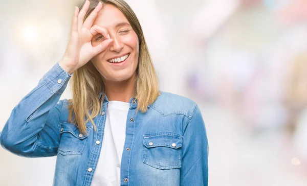 Giovane Bella Donna Sfondo Isolato Facendo Gesto Con Mano Sorridente — Foto Stock