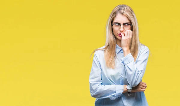 Ung Vacker Blond Affärskvinna Glasögon Över Isolerade Bakgrund Ser Stressad — Stockfoto