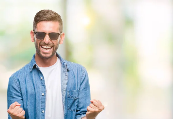 Junger Gutaussehender Mann Mit Sonnenbrille Über Isoliertem Hintergrund Sehr Glücklich — Stockfoto