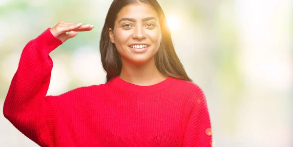 Junge Schöne Arabische Frau Trägt Winterpullover Über Isoliertem Hintergrund Gestikulierend — Stockfoto